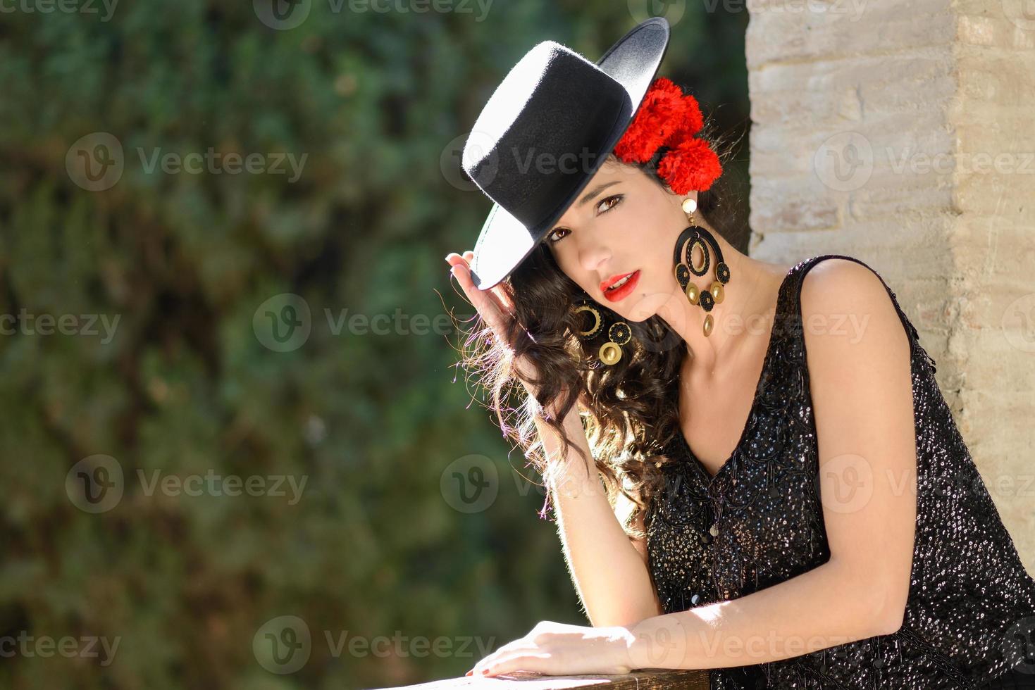 Mujer vistiendo sombrero español y claveles rojos en el pelo 4833656 Foto  de stock en Vecteezy