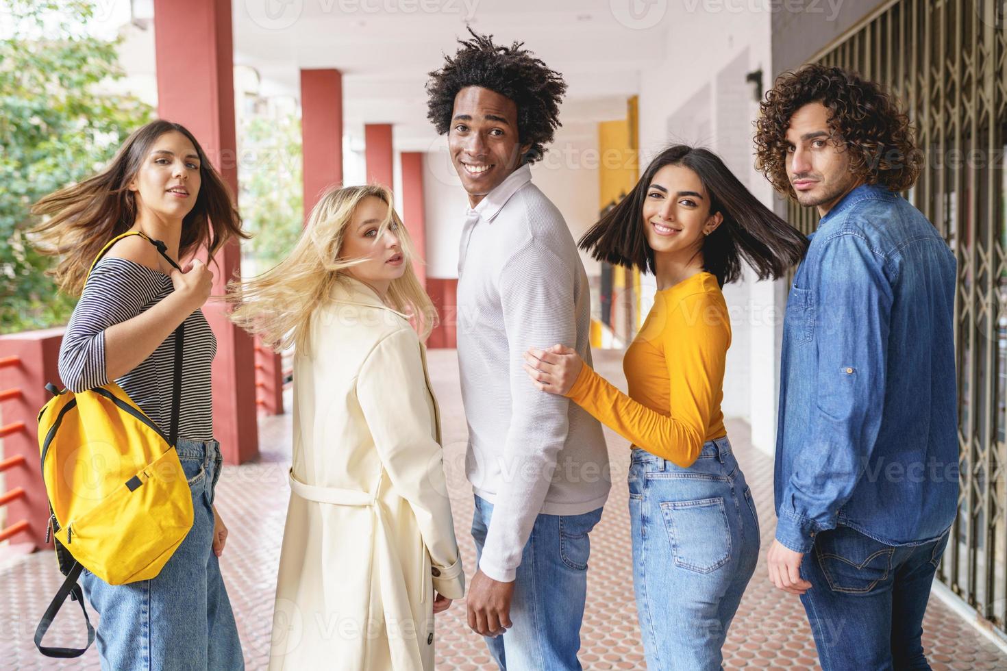 grupo de hermosos amigos de diferentes etnias divirtiéndose juntos en la calle. foto