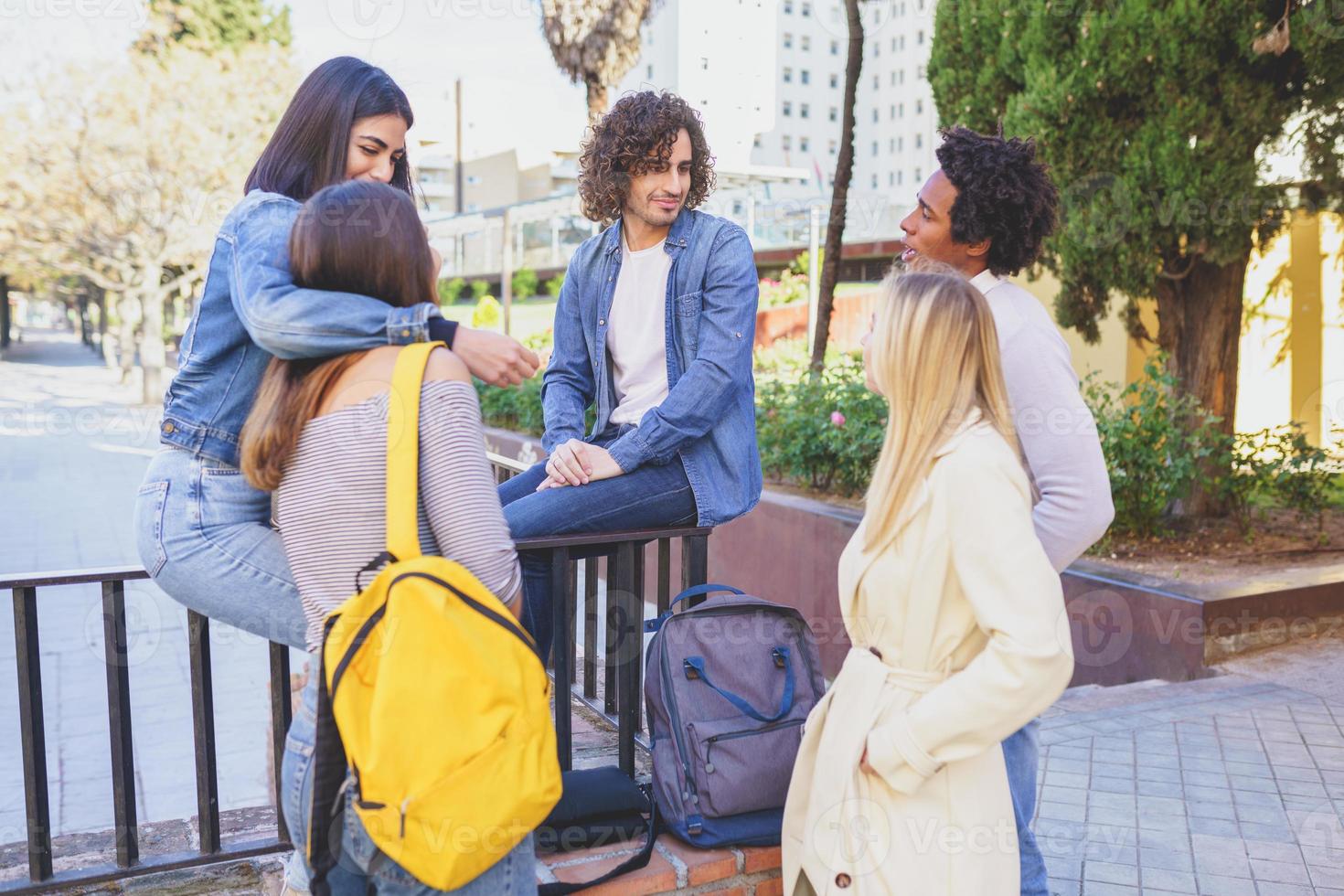 grupo multirracial de jóvenes hablando juntos en la calle. foto