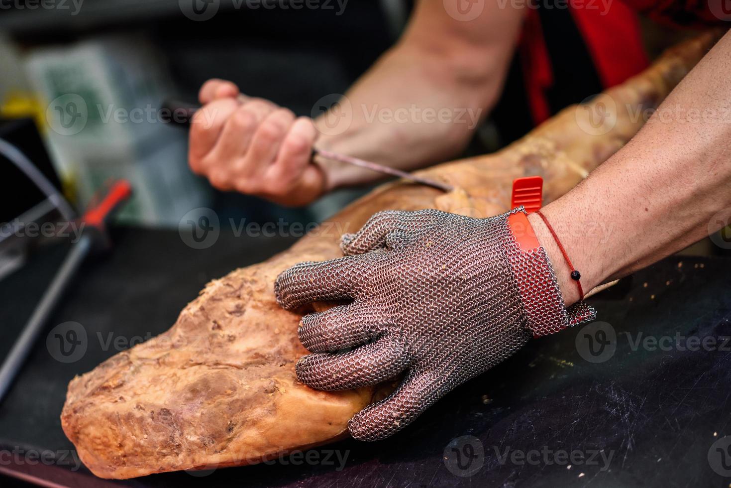 Carnicero deshuesando un jamón guante de malla metálica de seguridad 4834265 Foto de stock en Vecteezy