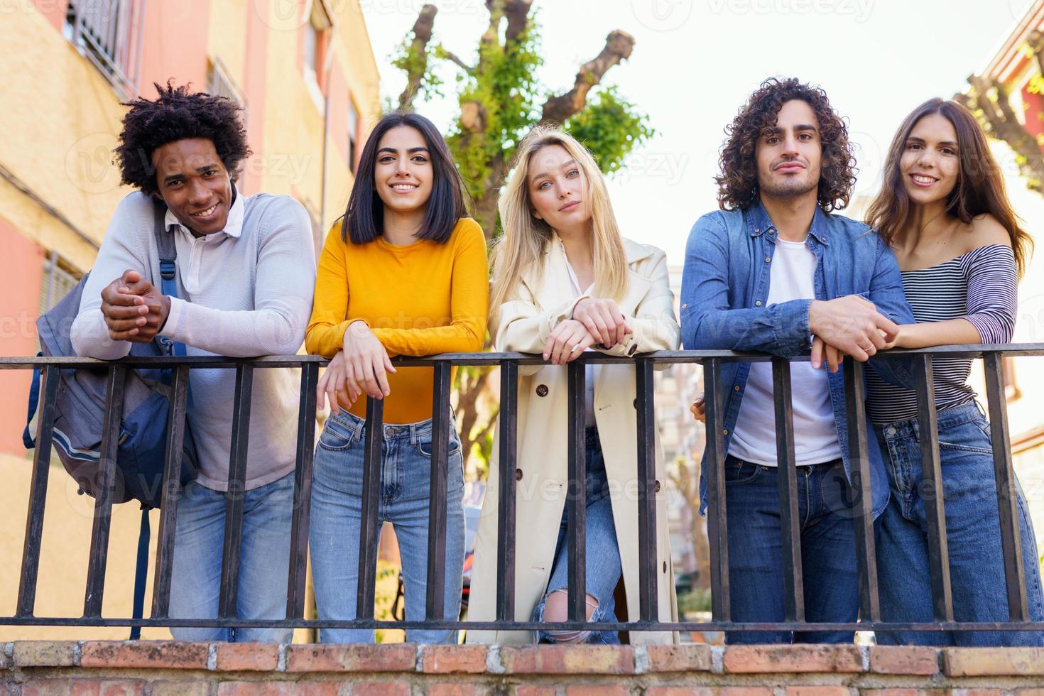 grupo multirracial de jóvenes hablando juntos en la calle. foto