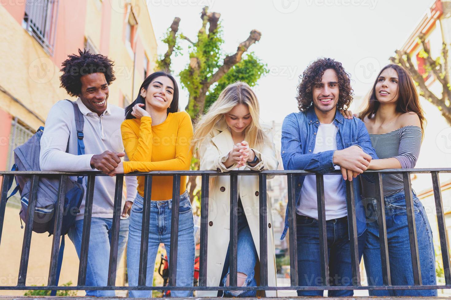 grupo multirracial de jóvenes hablando juntos en la calle. foto