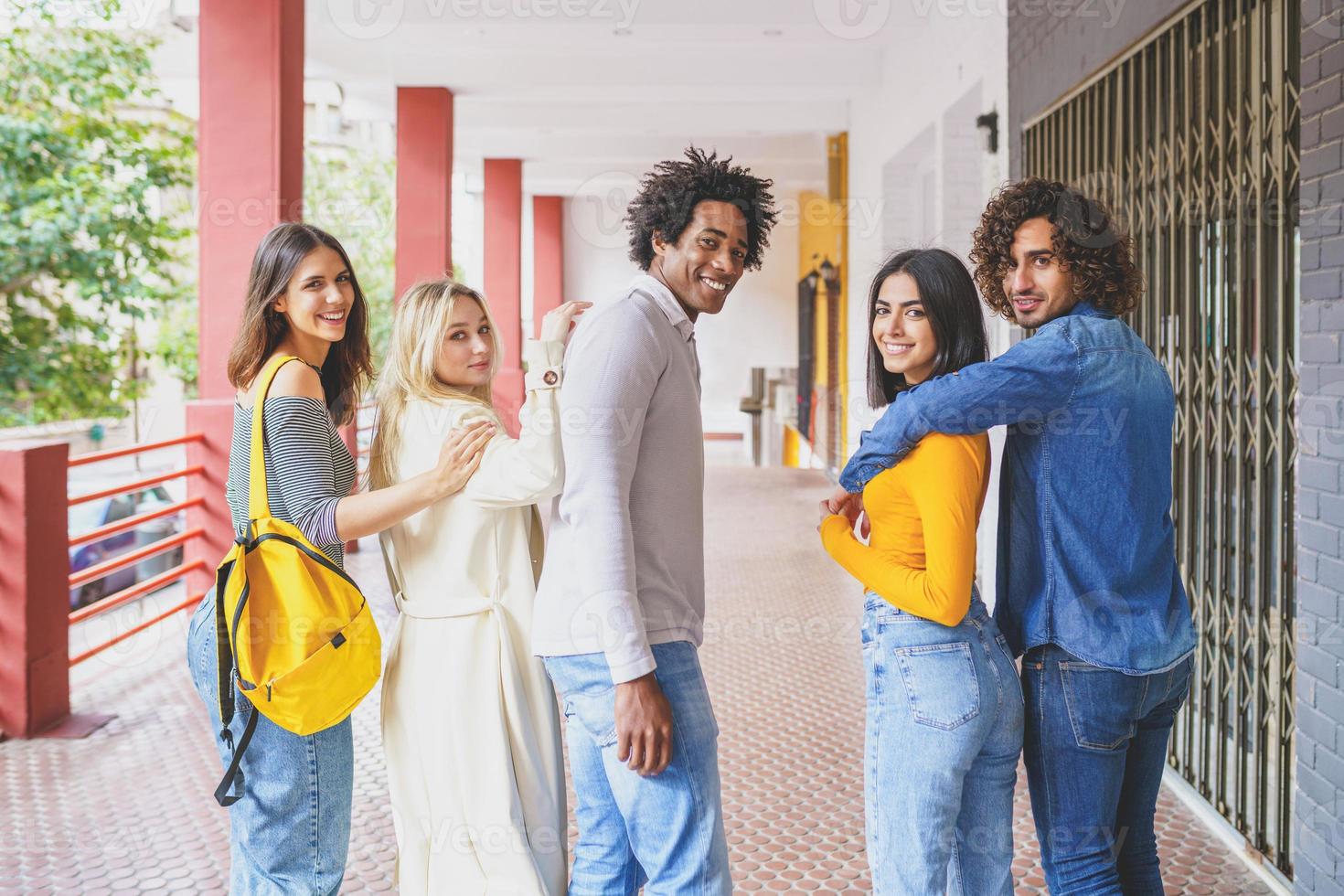 grupo de hermosos amigos de diferentes etnias divirtiéndose juntos en la calle. foto