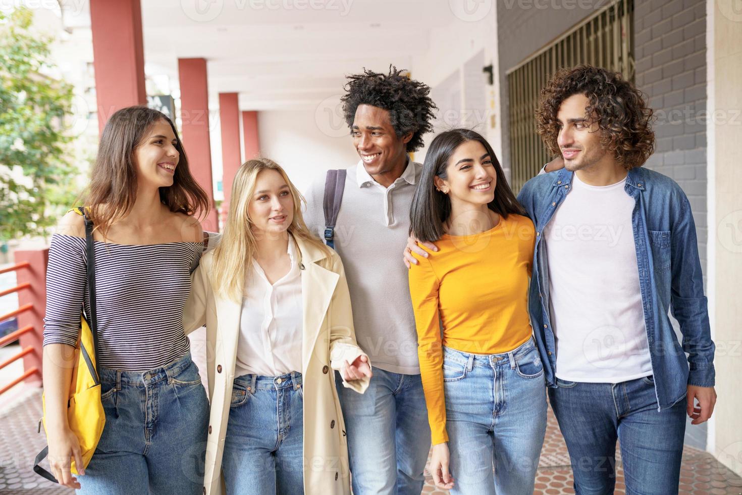 grupo multiétnico de amigos caminando juntos en la calle. foto