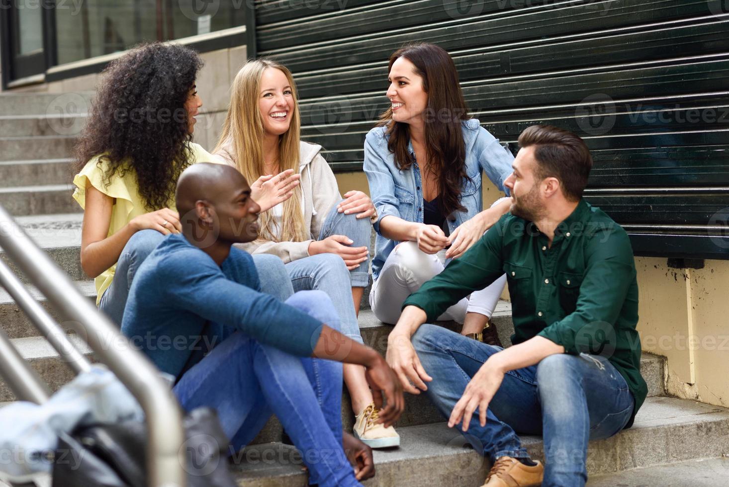 grupo de amigos divirtiéndose juntos al aire libre foto