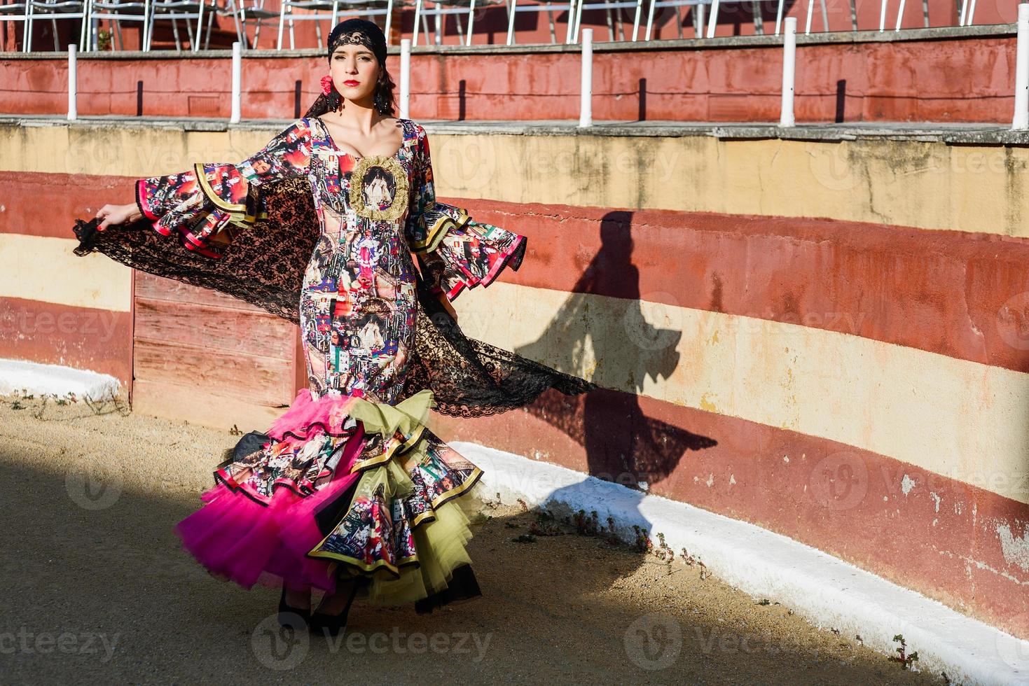 mujer, modelo de moda, con un vestido en una plaza de toros foto