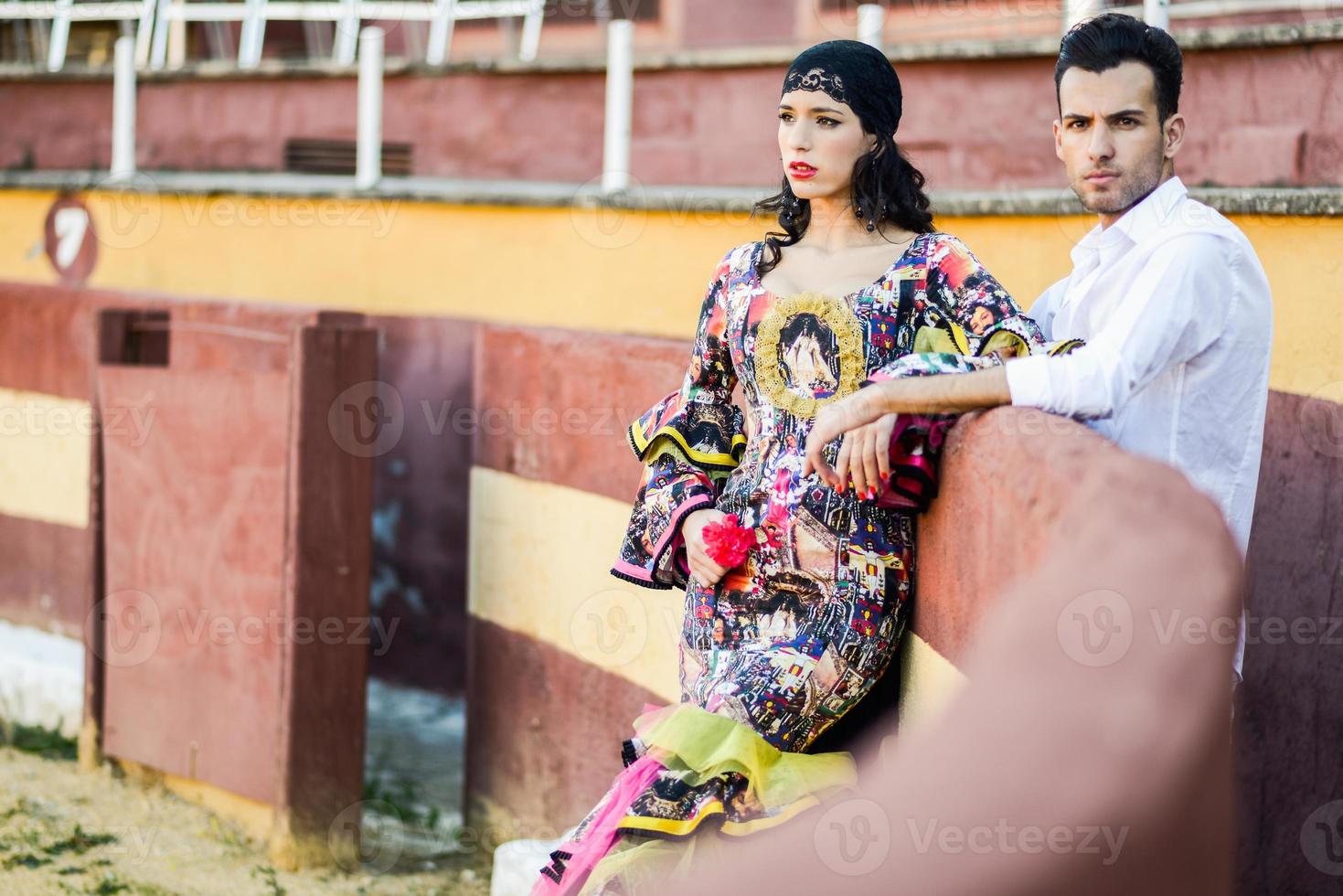 pareja, modelos de moda, en una plaza de toros foto