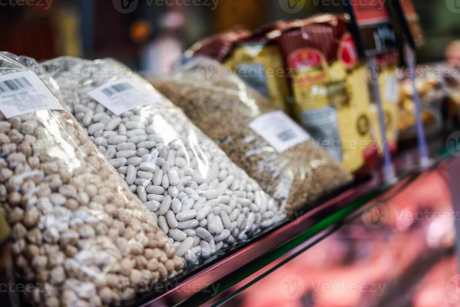 Bolsas de legumbres secas para la venta en una tienda. foto