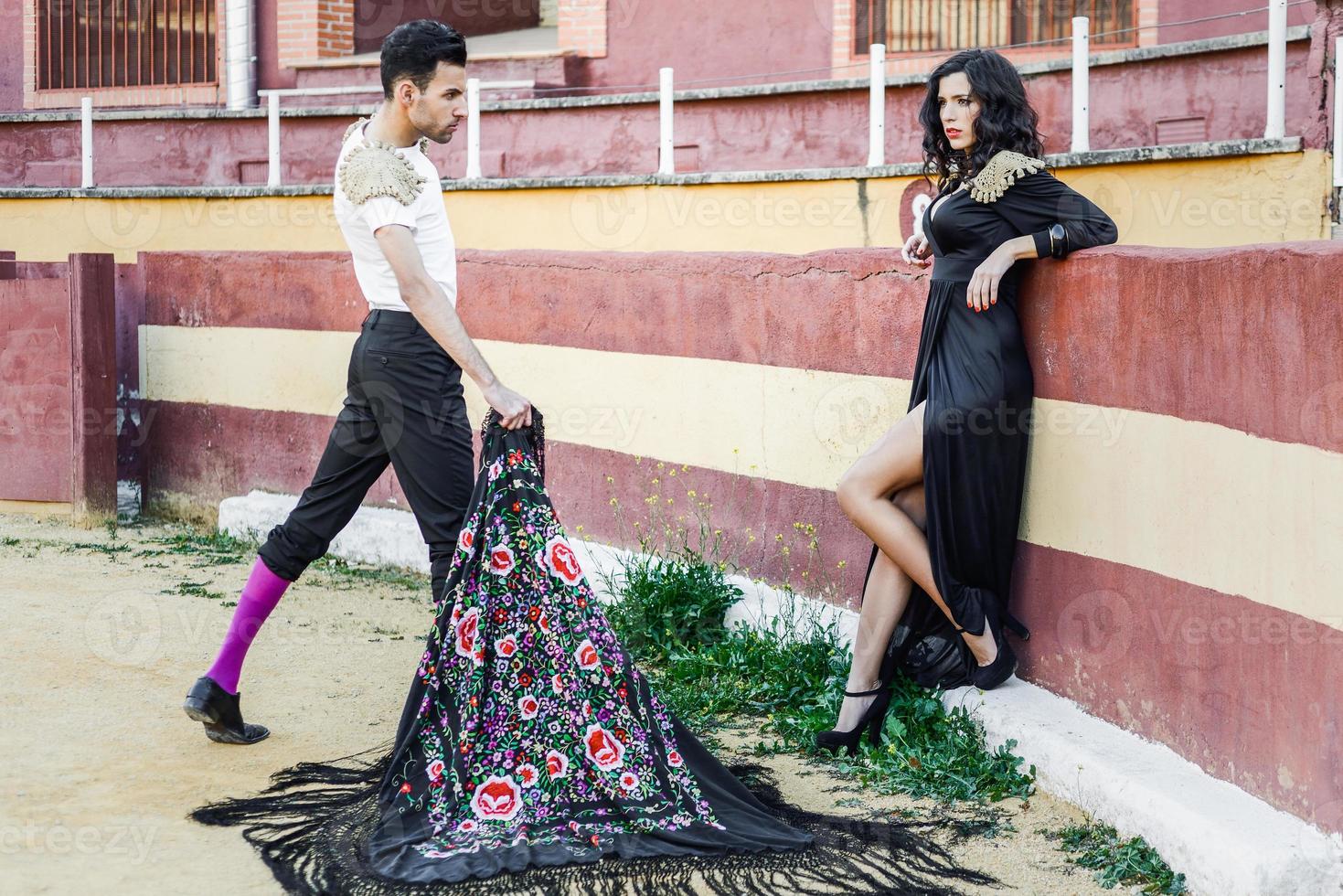 pareja, modelos de moda, en una plaza de toros foto