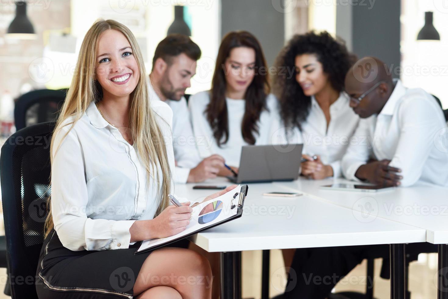 grupo multiétnico de tres empresarios reunidos en una oficina moderna. foto