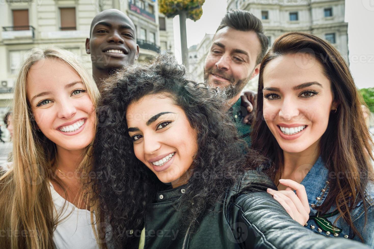 grupo multirracial de jóvenes tomando selfie foto