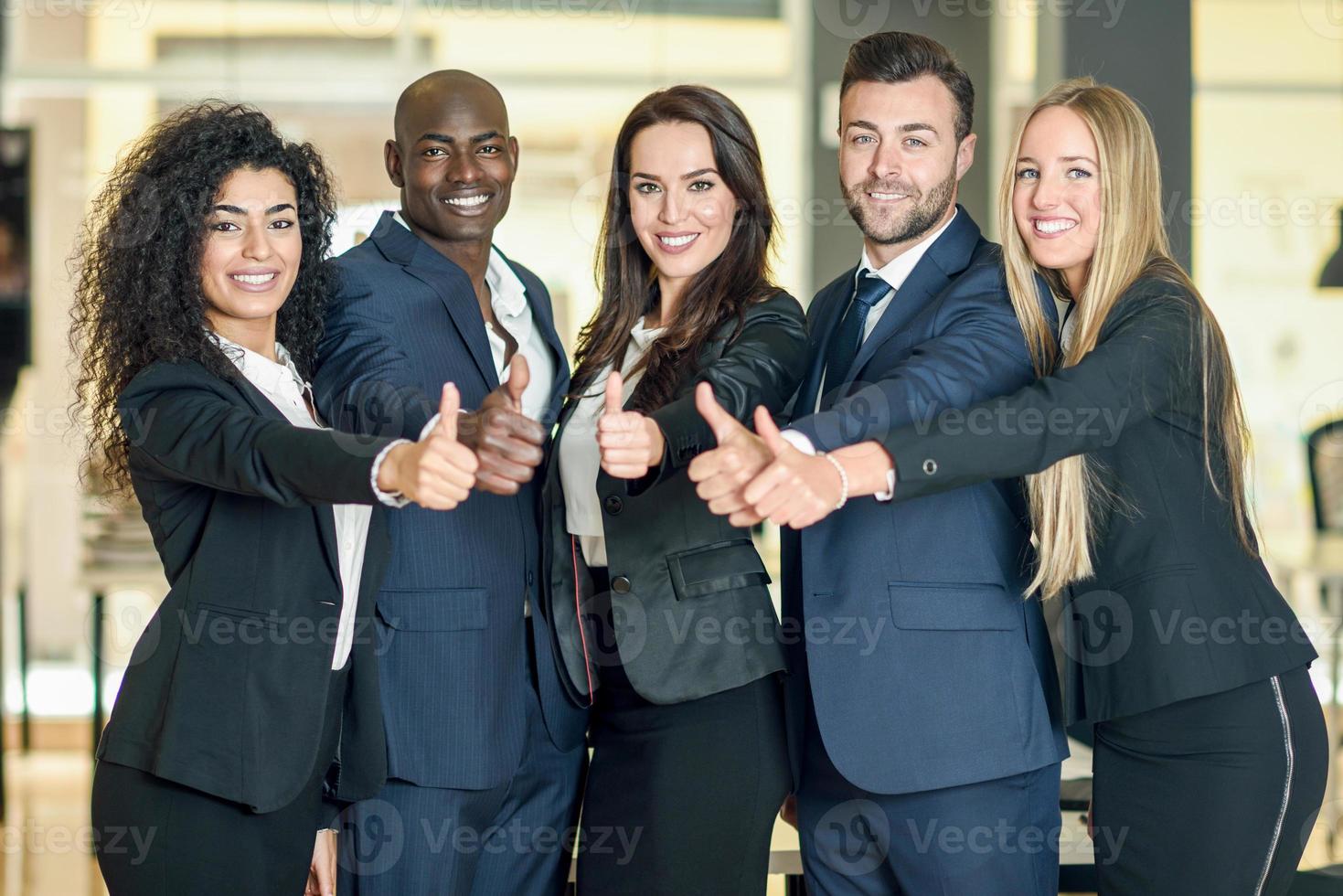 grupo de empresarios con los pulgares para arriba gesto en la oficina moderna. foto