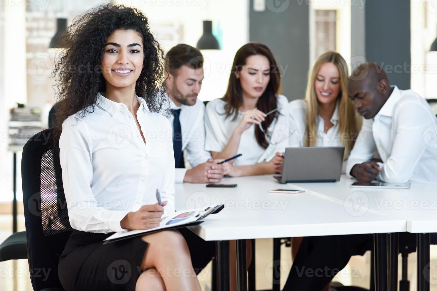 grupo multiétnico de tres empresarios reunidos en una oficina moderna. foto