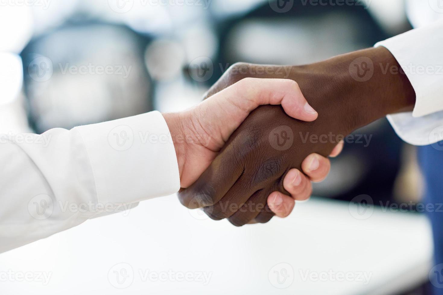 negro, hombre de negocios, sacudarir la mano, con, un, caucásico foto