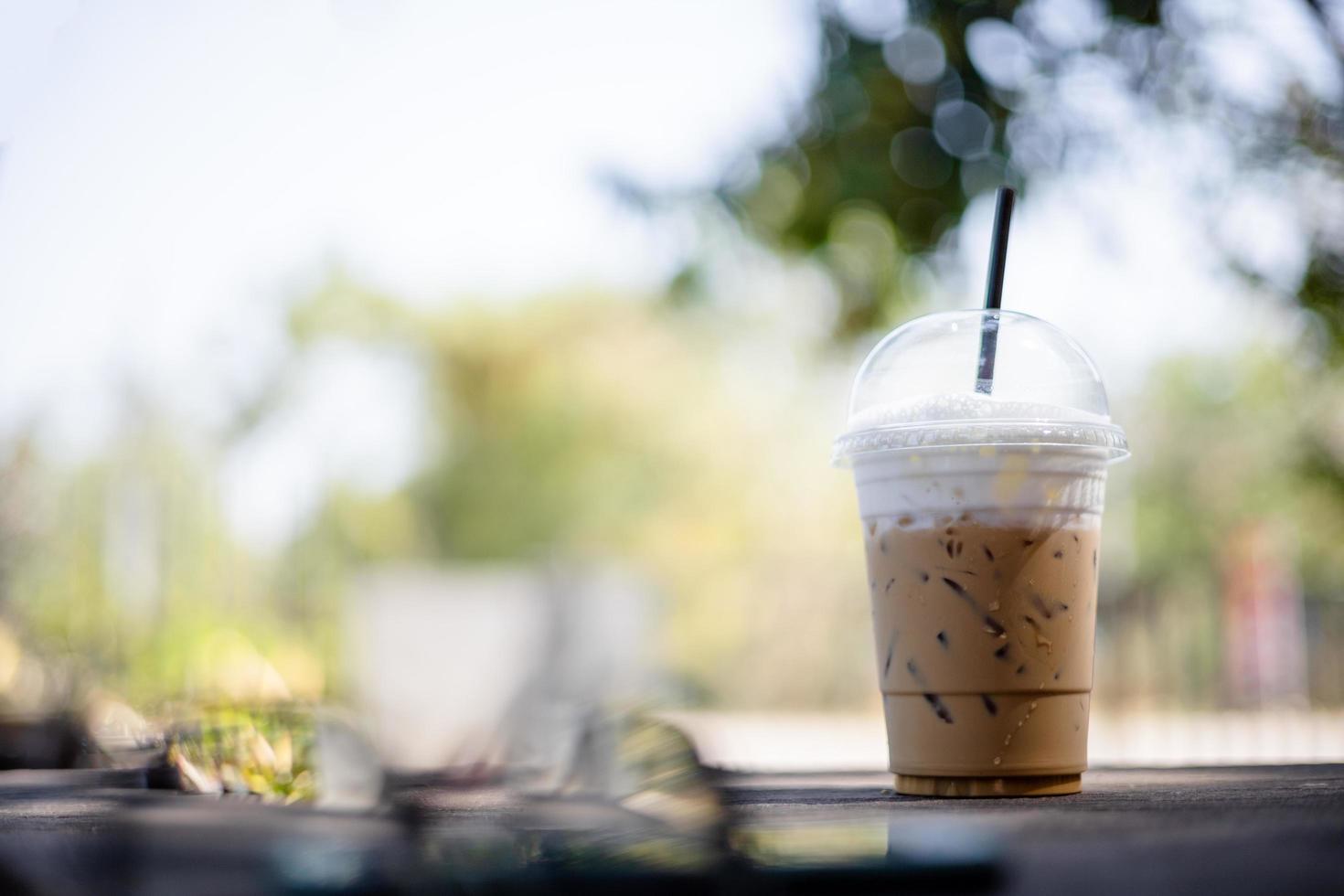 pausa para el café, café helado en una mesa de piedra en el jardín. foto