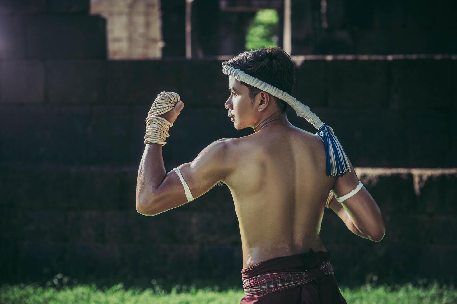 un boxeador ató una cuerda en su mano y realizó una pelea, las artes marciales del muay thai. foto