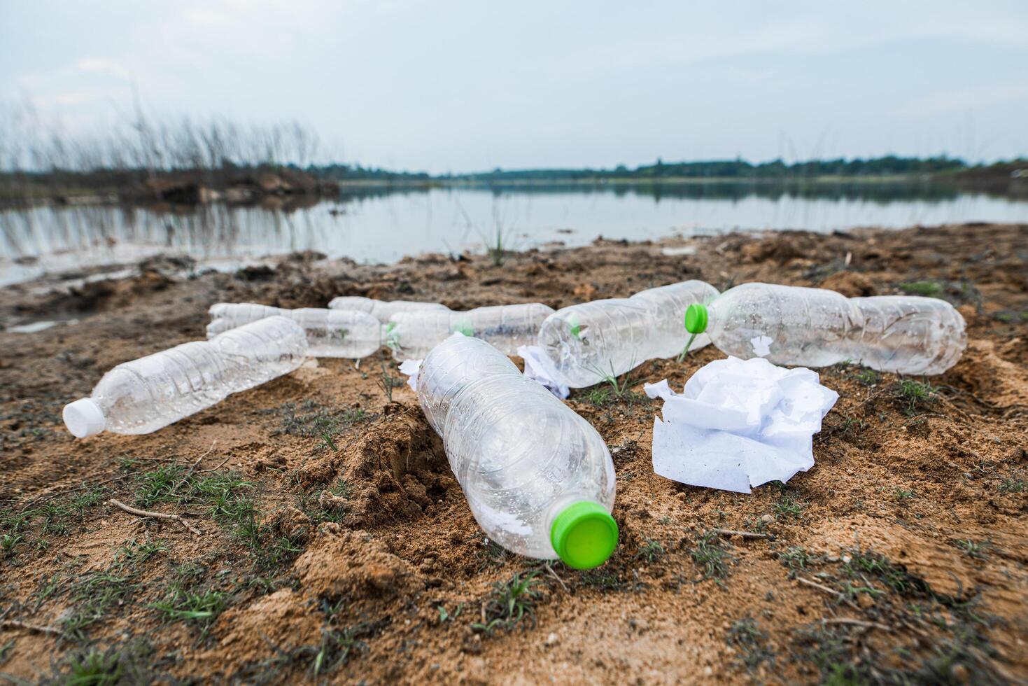 Hay muchas botellas de agua en el suelo. foto