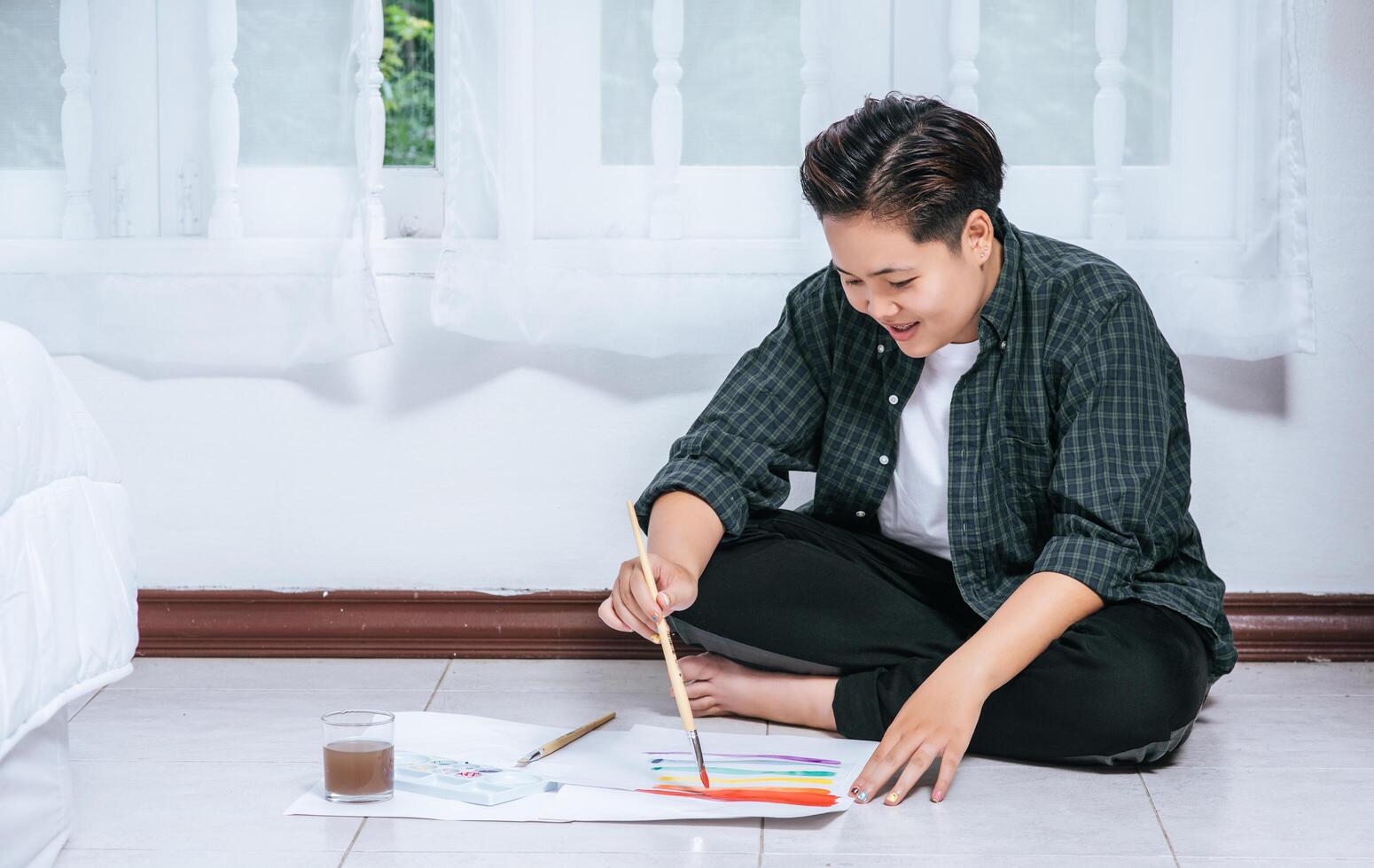 Women draw and paint water on paper. photo