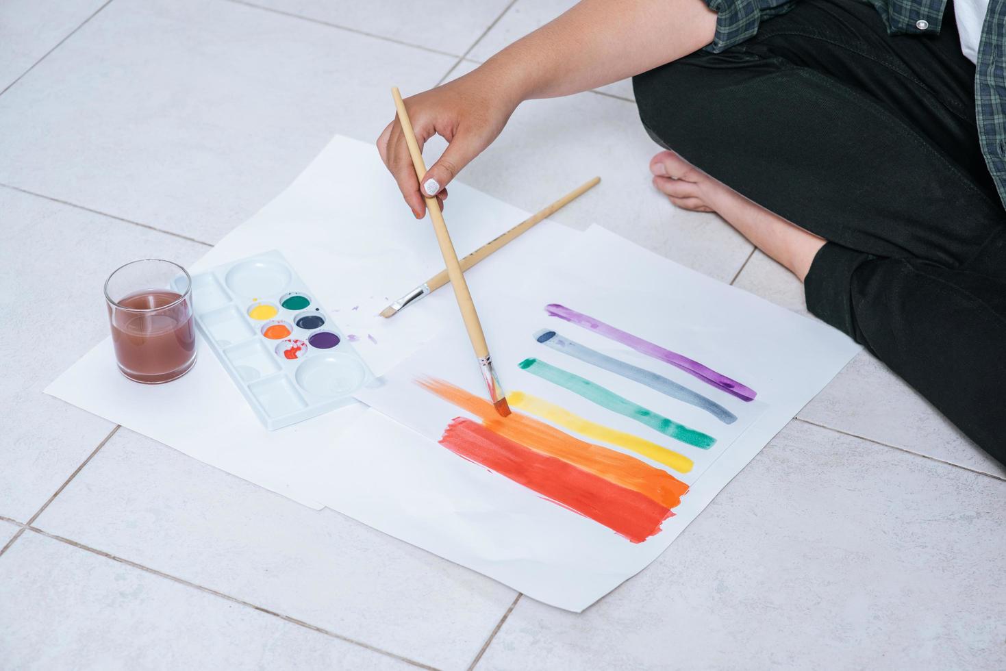las mujeres dibujan y pintan agua sobre papel. foto
