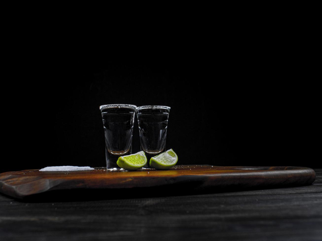 shots de tequila plateado con lima fresca foto