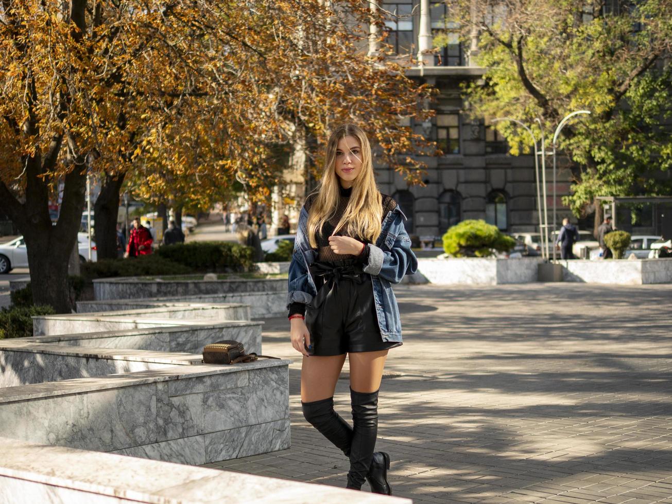 linda chica rubia con cabello suelto foto