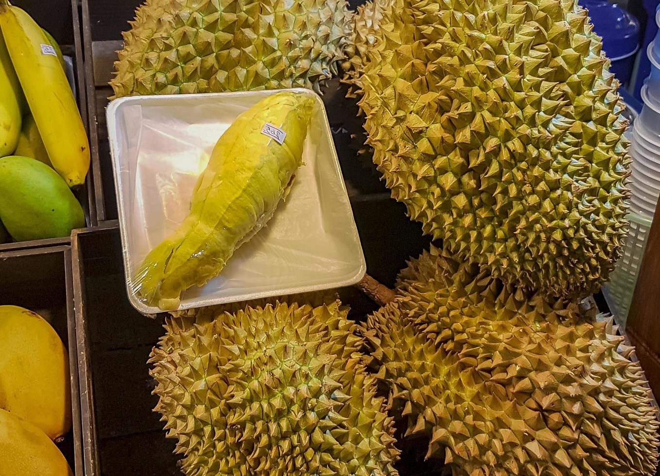 malolientes frutas durian grandes mercado nocturno tailandés comida callejera bangkok. foto