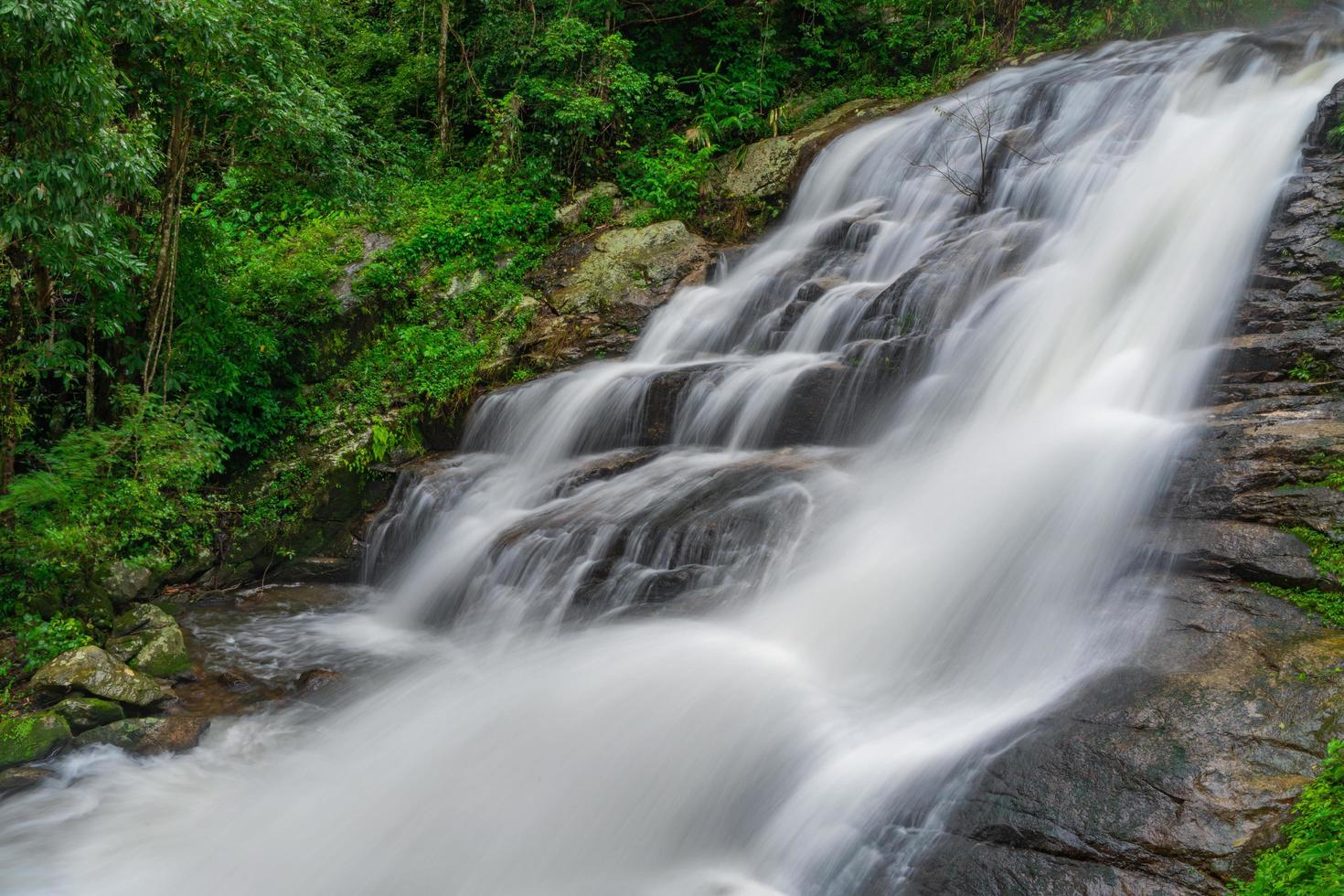 La cascada Huay Saai Leung es una hermosa cascada en la selva tropical de Tailandia. foto