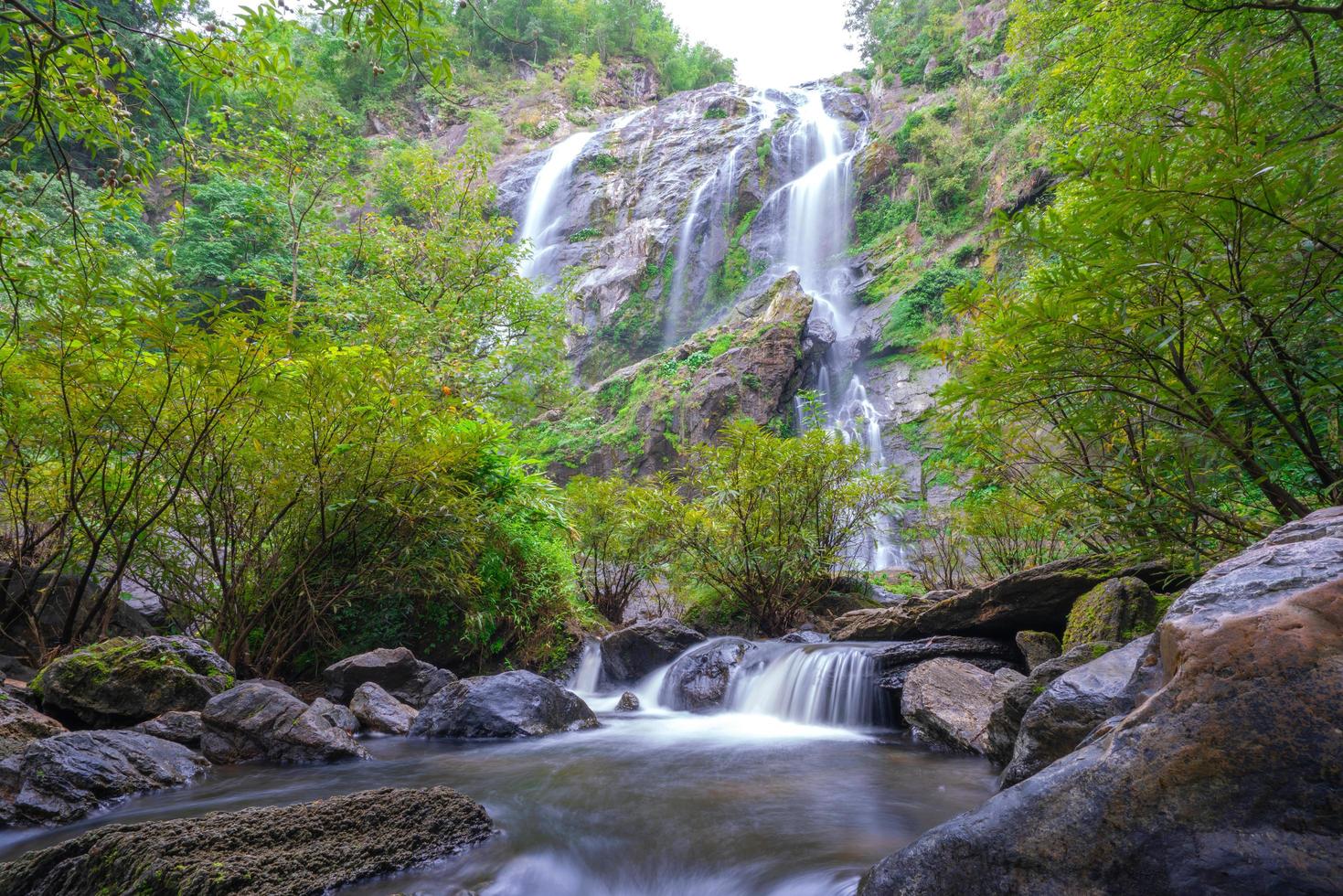 La cascada de khlong lan es una hermosa cascada en la selva tropical de tailandia foto