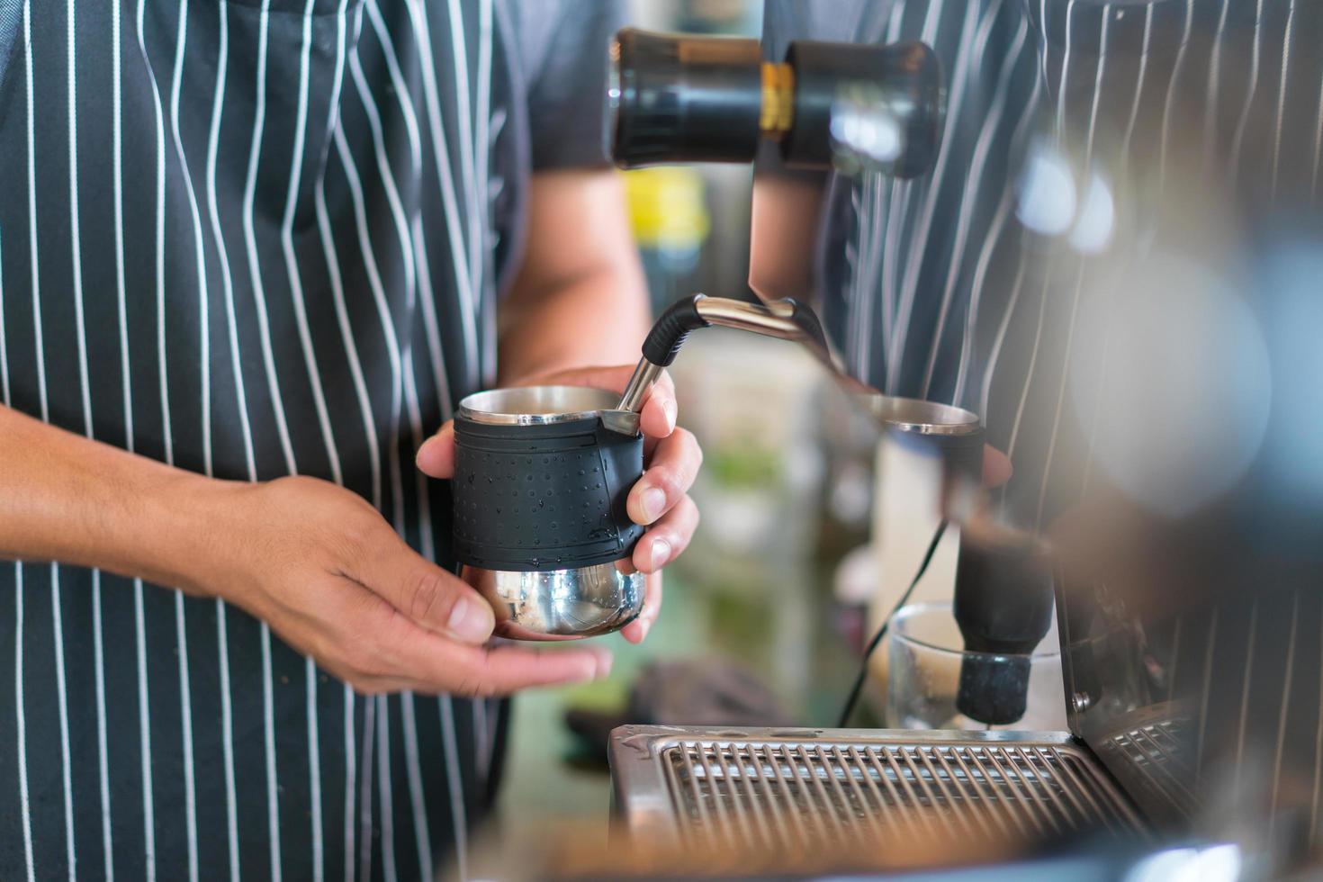 barista haciendo leche para café con leche o capuchino foto