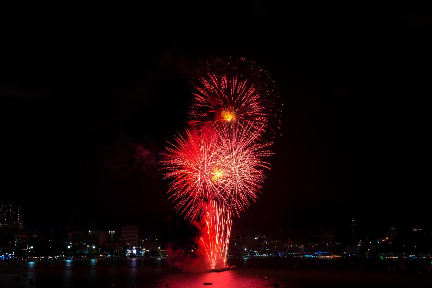 coloridos fuegos artificiales de varios colores en la noche con concepto de celebración y aniversario foto