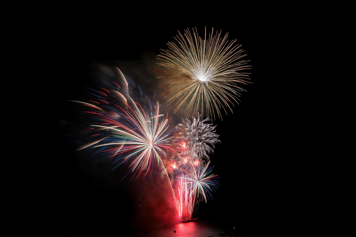 coloridos fuegos artificiales de varios colores en la noche con concepto de celebración y aniversario foto