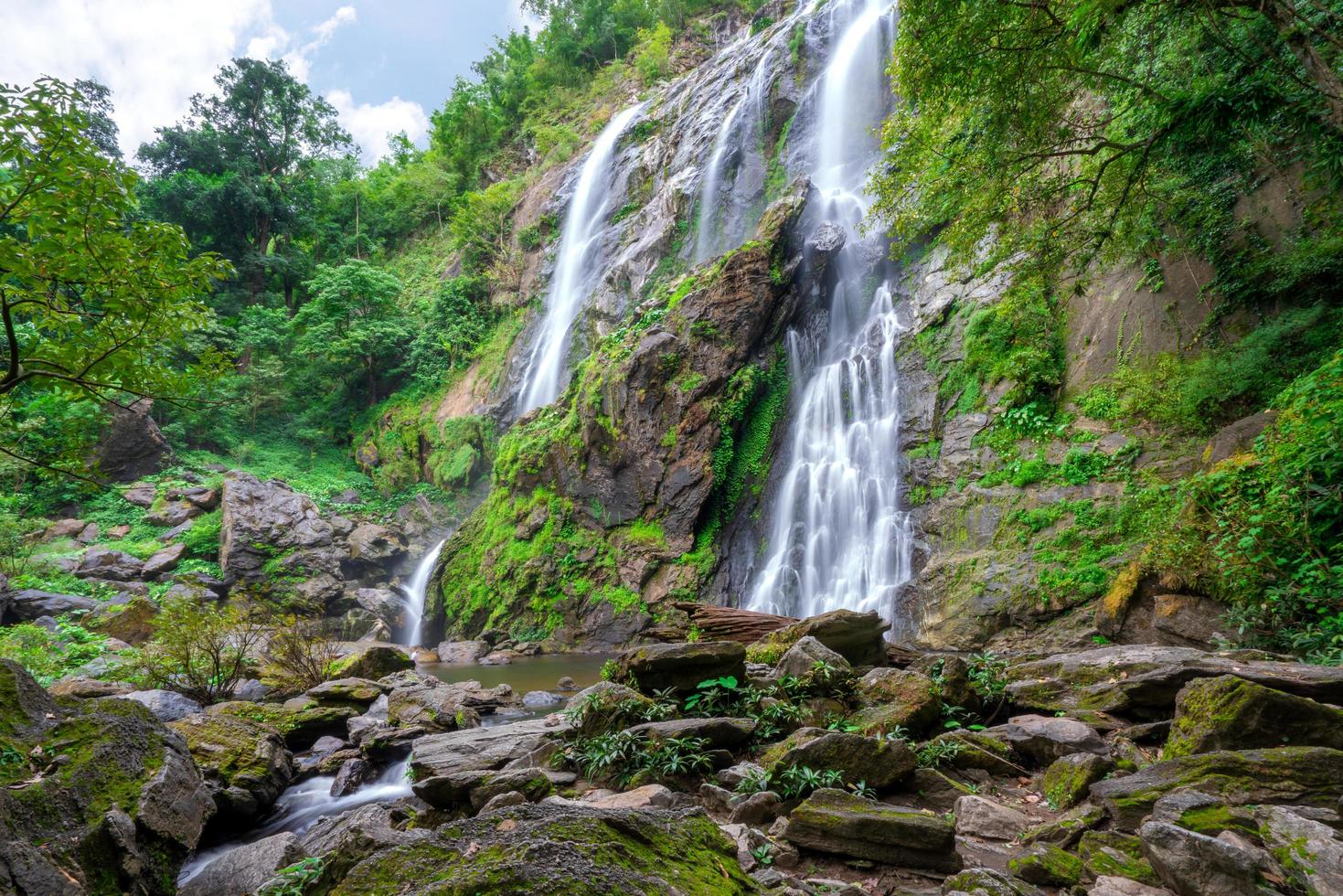 La cascada de khlong lan es una hermosa cascada en la selva tropical de tailandia foto