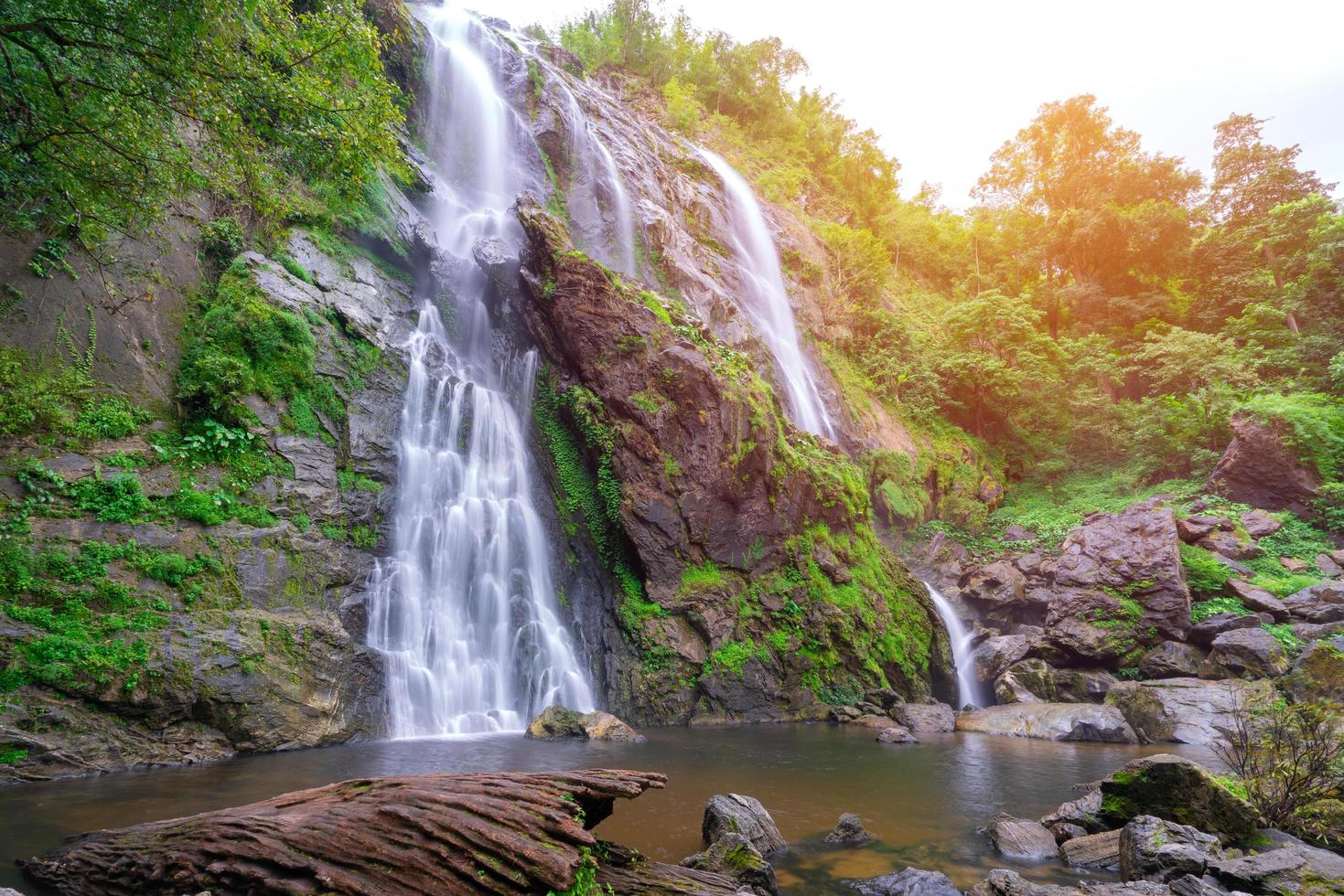 La cascada Huay Saai Leung es una hermosa cascada en la selva tropical de Tailandia. foto