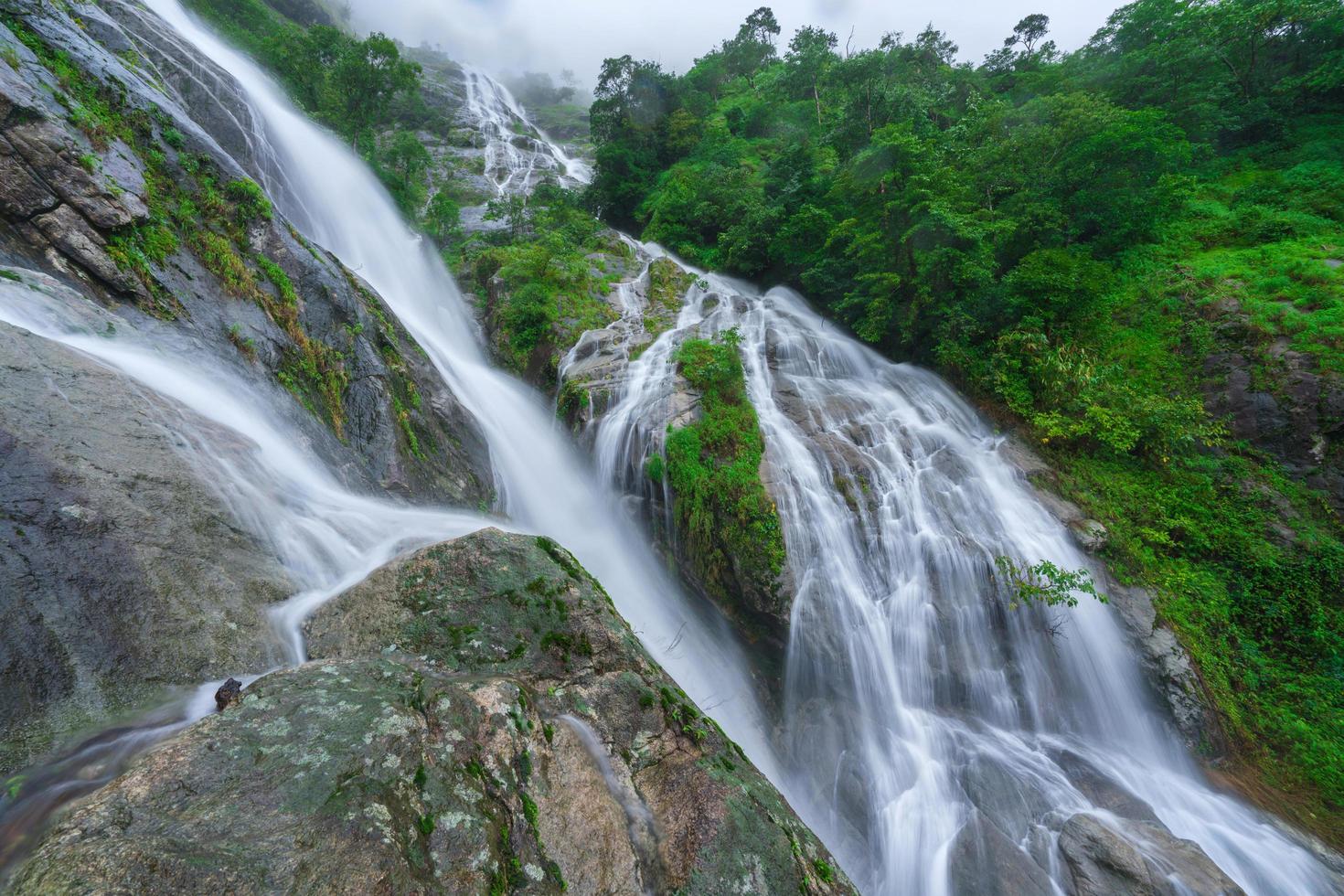 La cascada pi tu gro a menudo se llama cascadas en forma de corazón umphang, tailandia foto