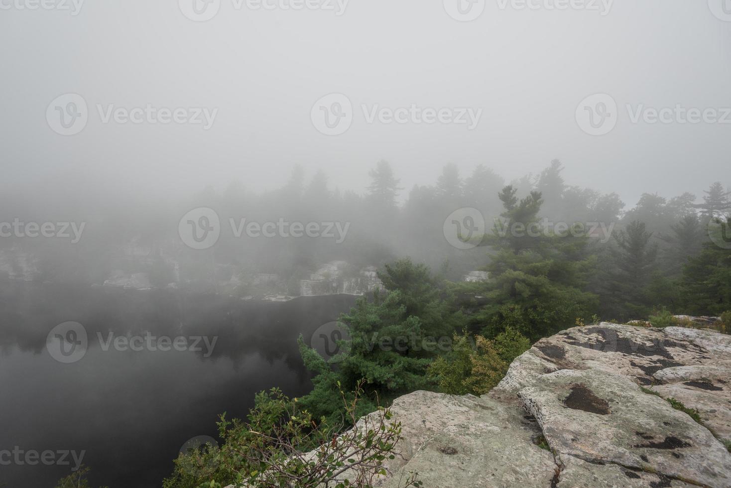 niebla sobre el lago minnewaska foto