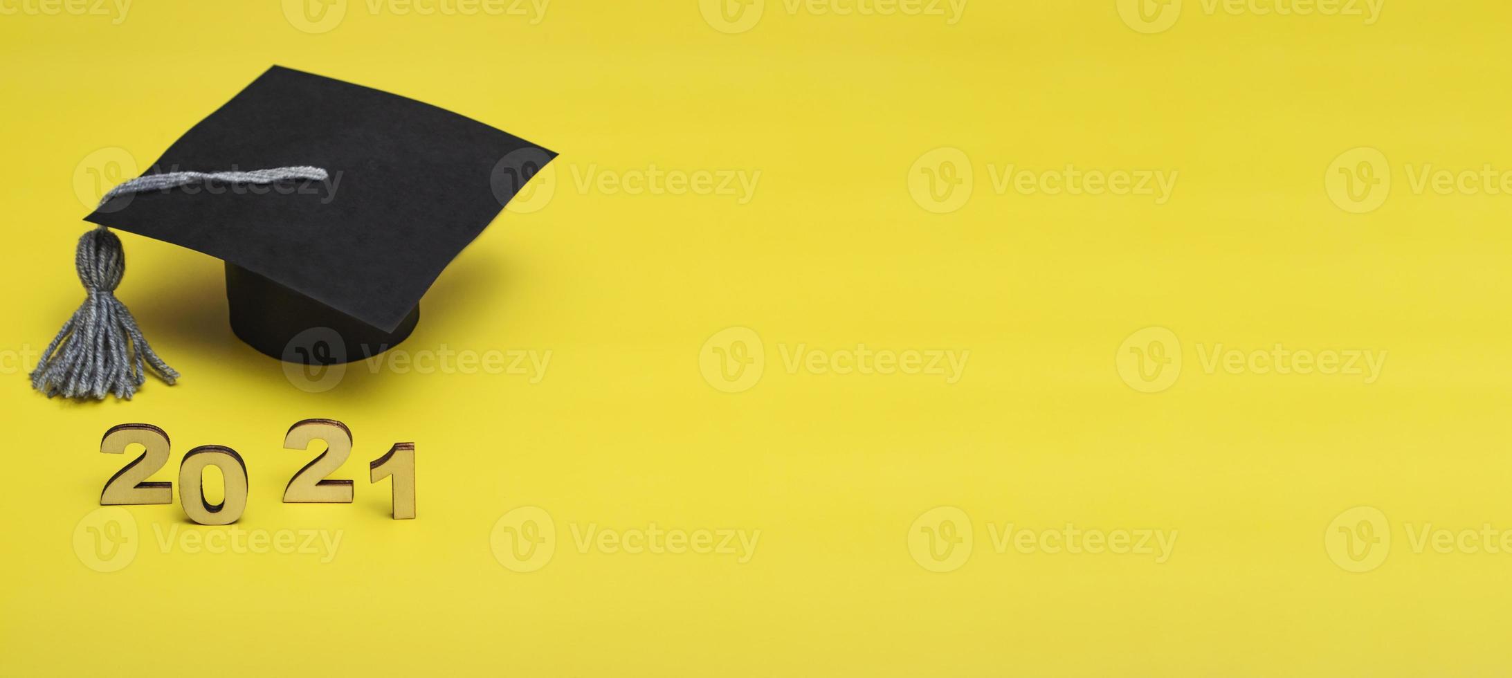 graduación 2021. gorra de posgrado sobre un fondo amarillo. plantilla de posgrado 2021. banner foto