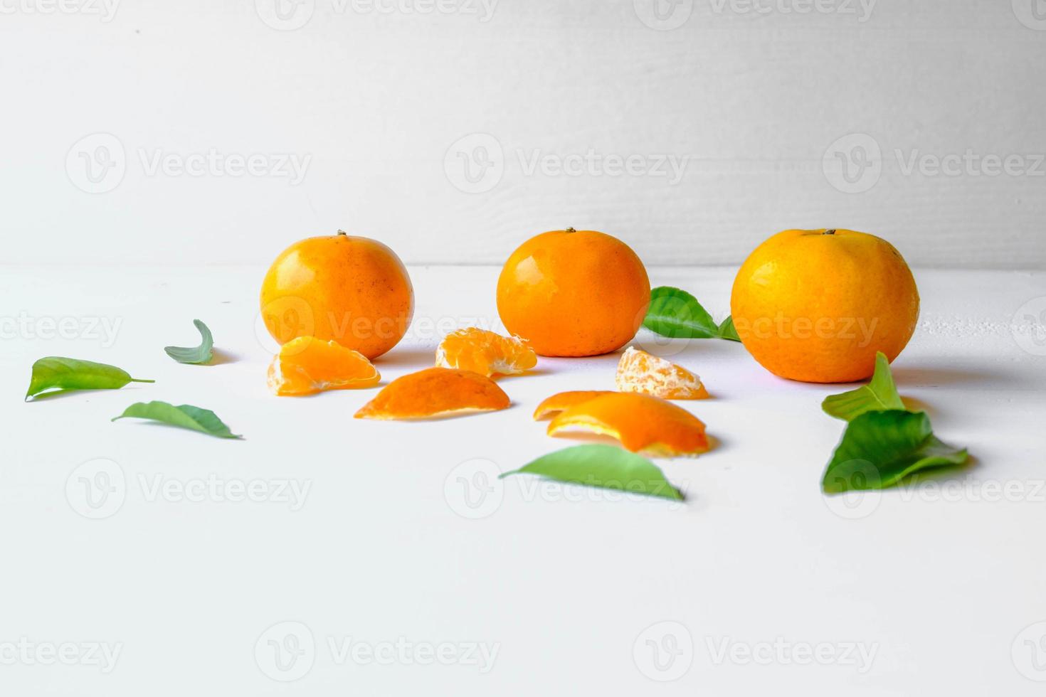 fruta fresca de naranja sobre un fondo blanco foto