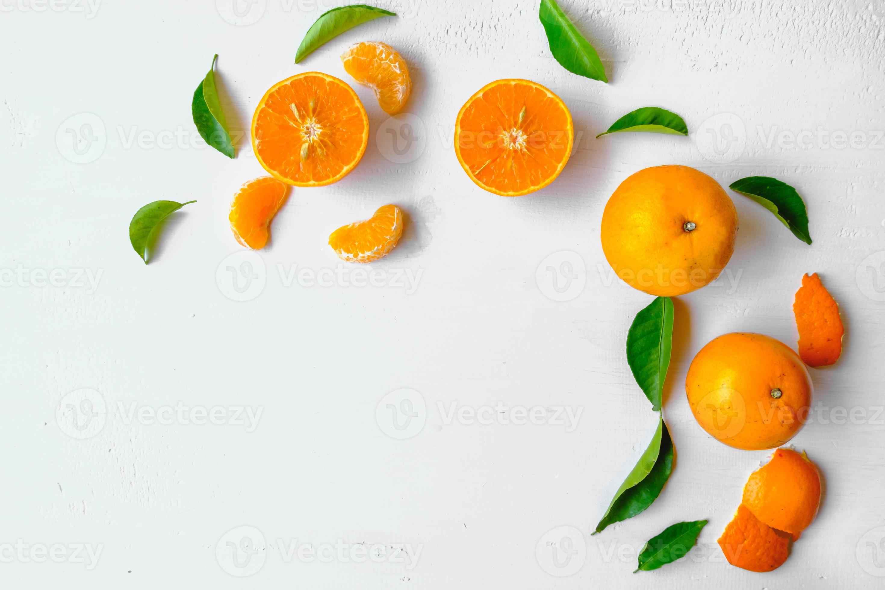 fruta fresca de naranja sobre un fondo blanco 4849281 Foto de stock en  Vecteezy