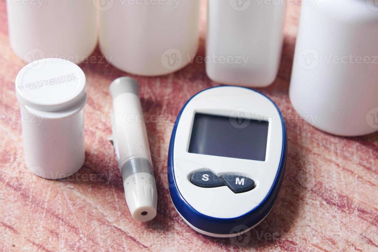 Cerca de píldoras y herramientas de medición para diabéticos sobre fondo de color foto