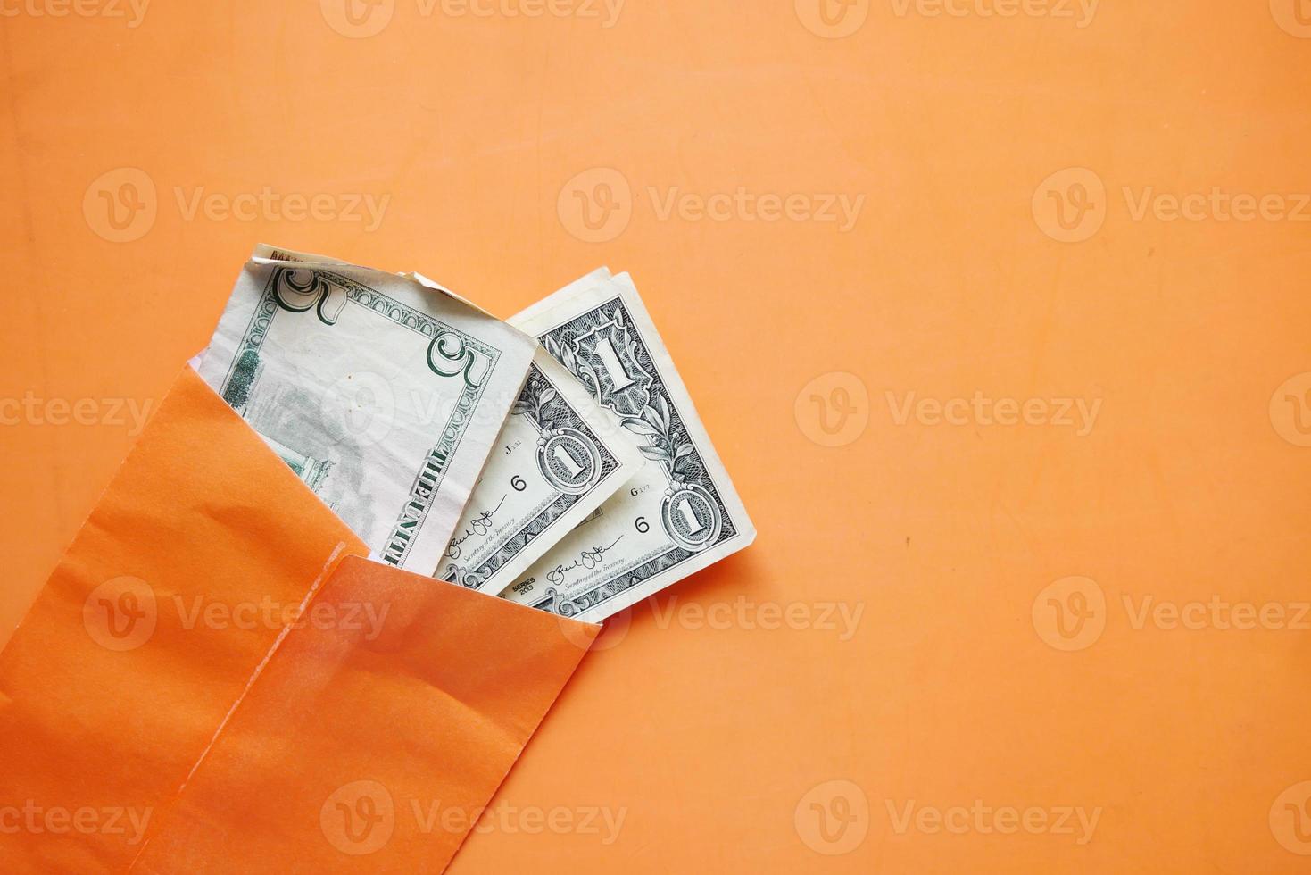 dólar estadounidense en un sobre de color naranja foto