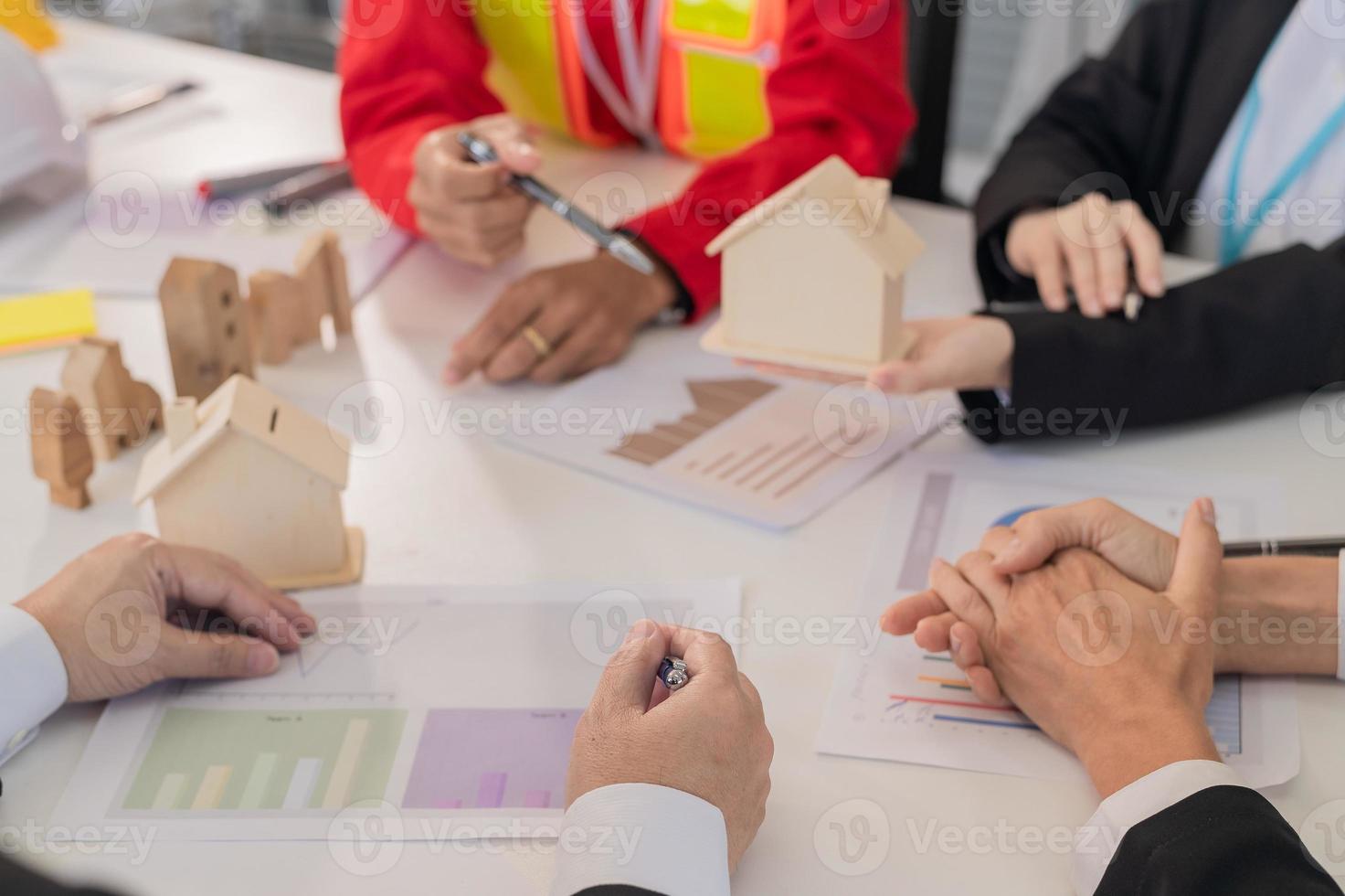 reunión de trabajo del equipo para el proyecto de la casa de construcción foto