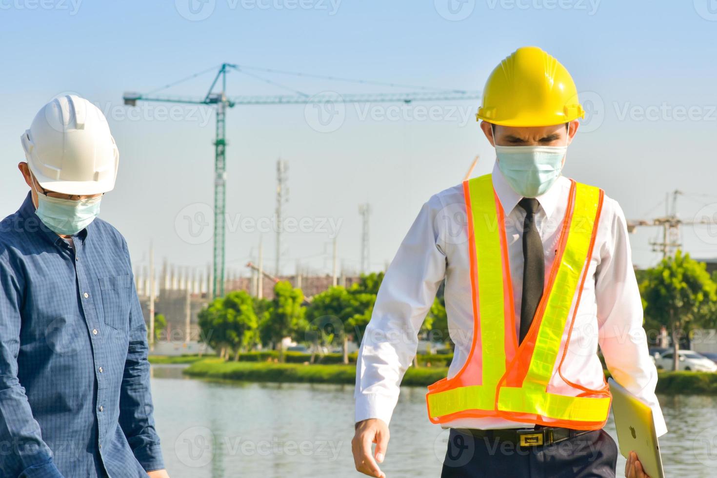 Los trabajadores de la construcción del equipo de ingenieros están planificando un proyecto de construcción en el sitio al aire libre foto