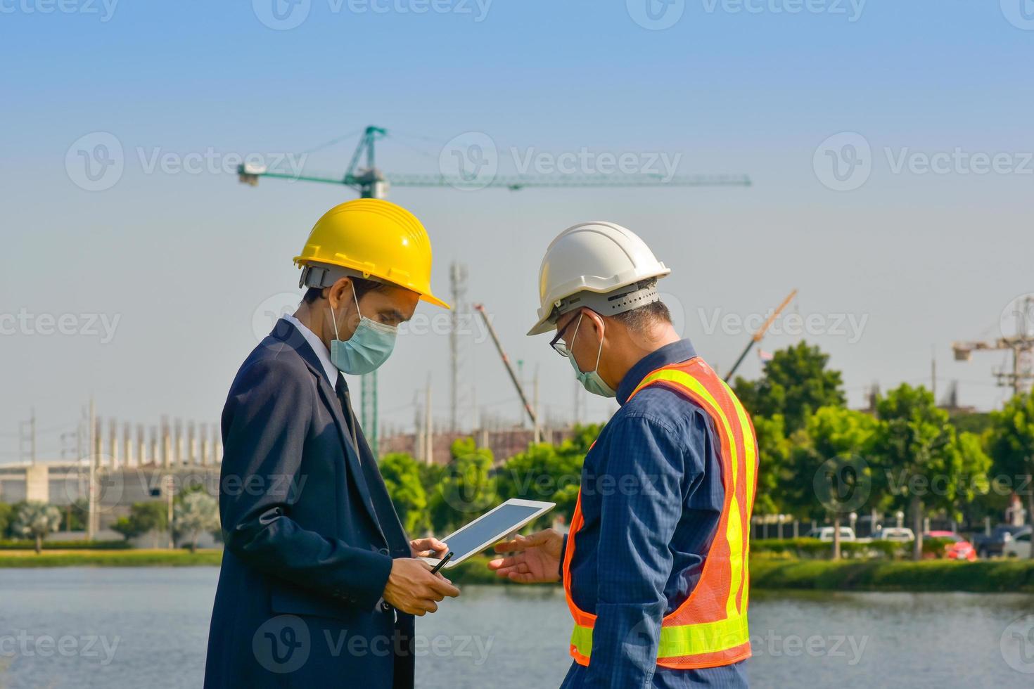 Los trabajadores de la construcción del equipo de ingenieros están planificando un proyecto de construcción en el sitio al aire libre foto