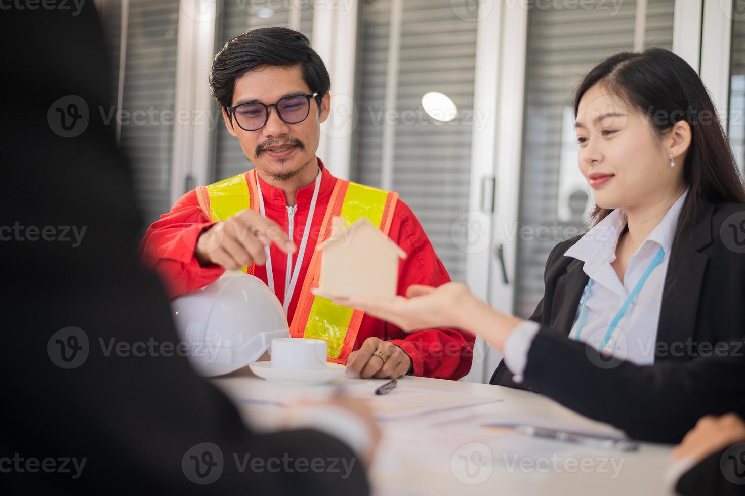 Equipo de negocios e ingeniero de arquitectura hablando en el proyecto de construcción del plan de reunión foto