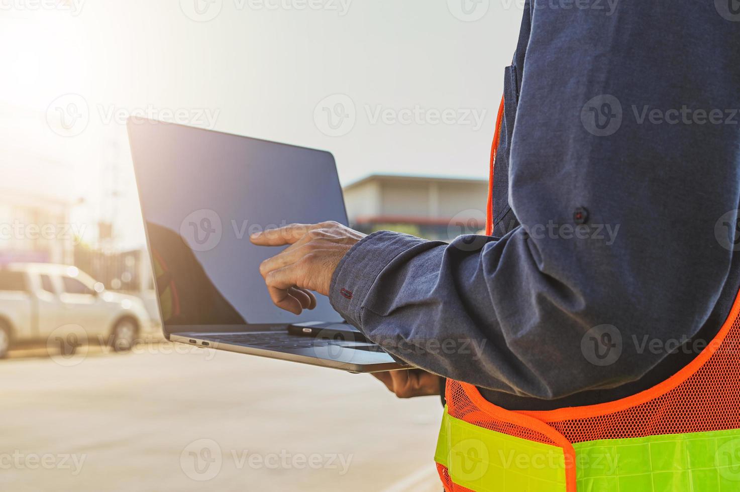 ingeniero sosteniendo computadora portátil enviar datos trabajo tecnología de internet, ingeniero construcción inspección proyecto de construcción foto