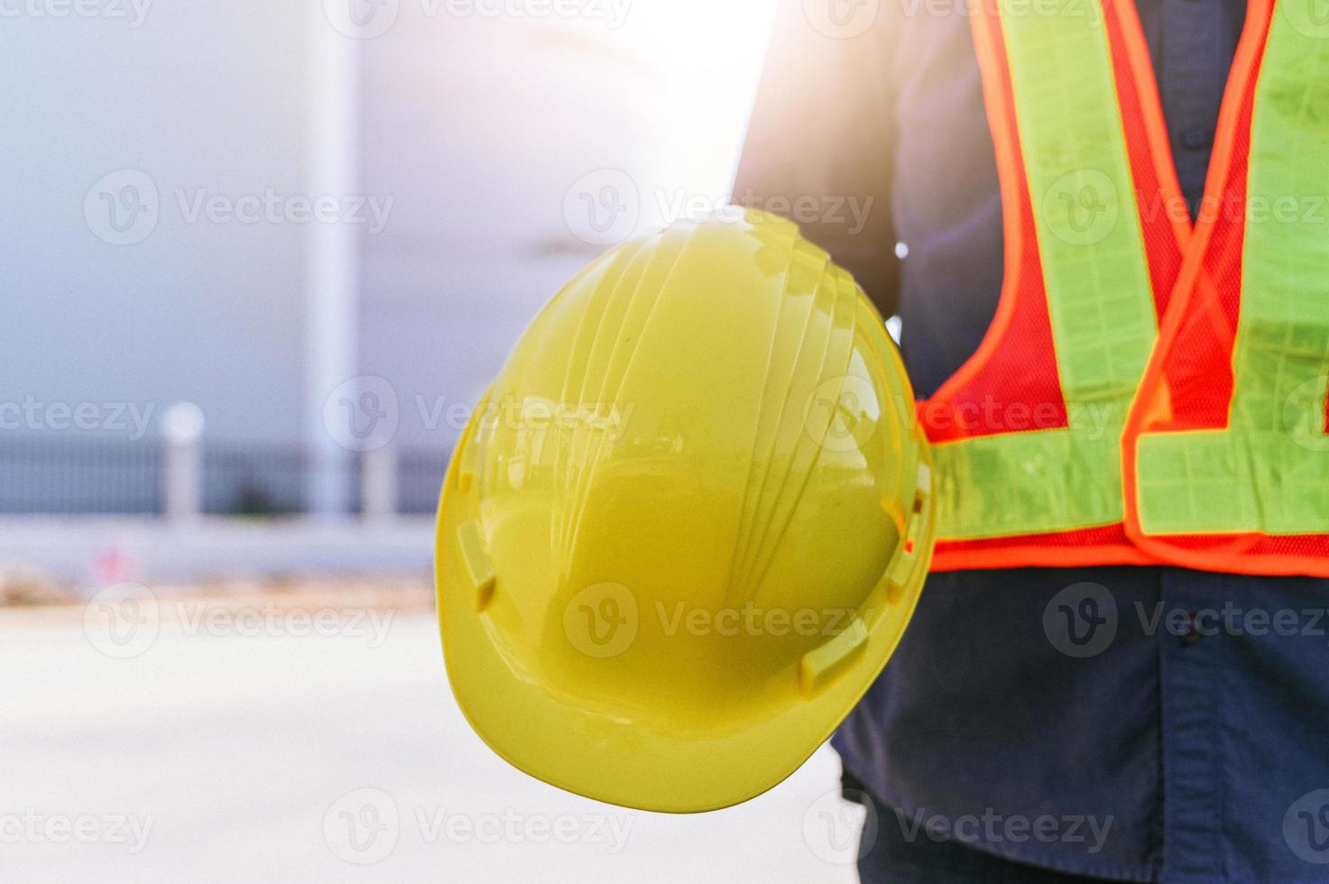 Ingeniero de construcción con casco, técnico con casco, arquitectura de trabajador con casco de seguridad foto