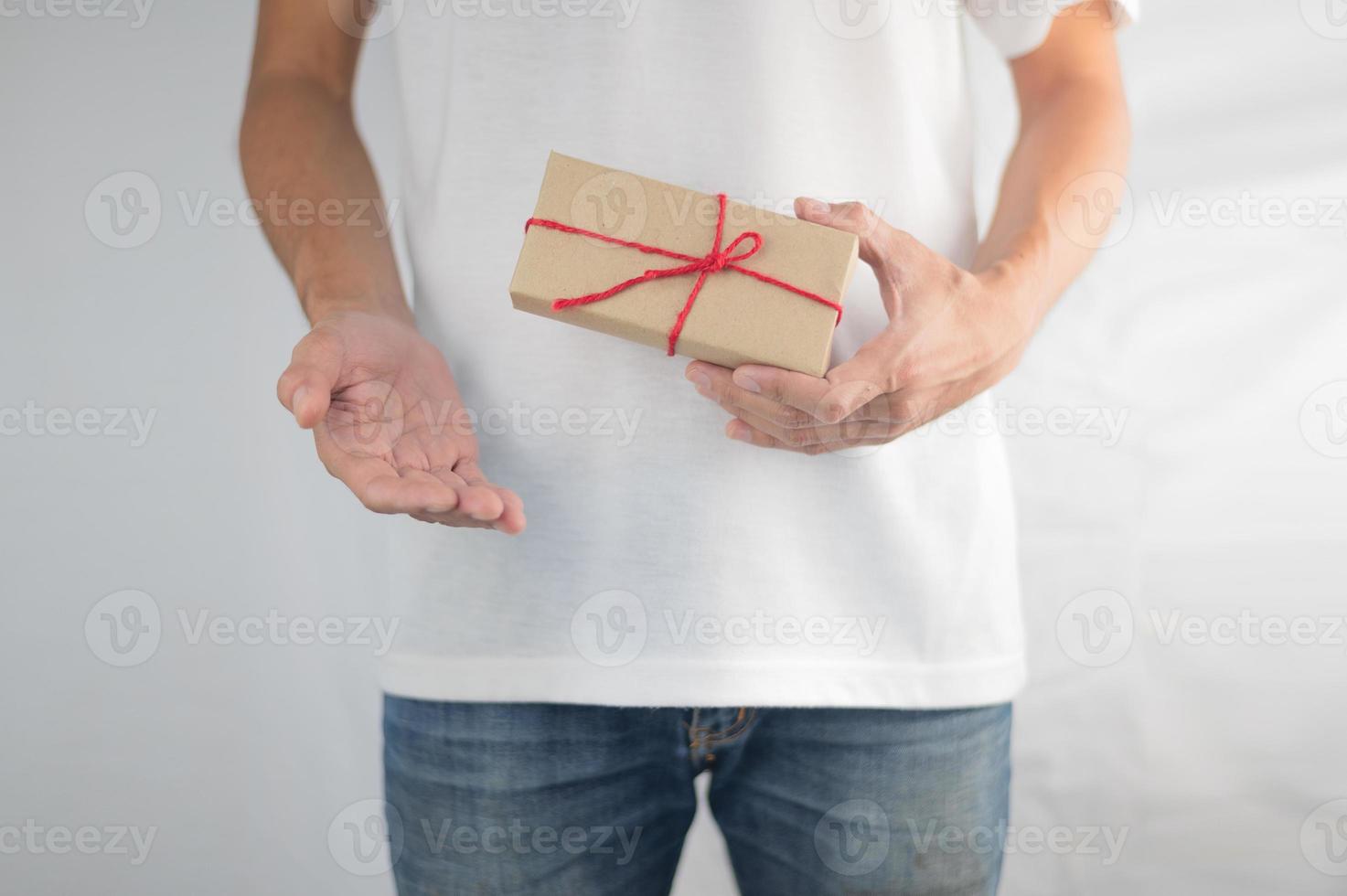 mano que sostiene la caja de regalo, caja de regalo de año nuevo, caja de regalo de Navidad, espacio de copia. Navidad, año nuevo, concepto de cumpleaños. foto