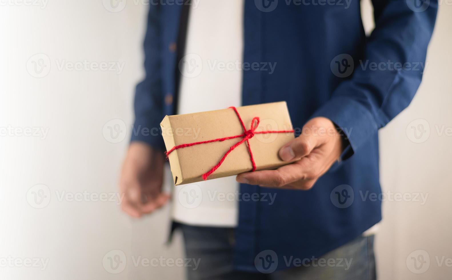 personas con caja de regalo, caja de regalo de año nuevo, caja de regalo de Navidad, espacio de copia. Navidad, año nuevo, concepto de cumpleaños. foto