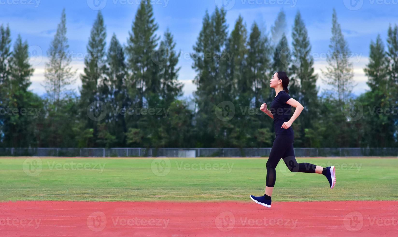 mujeres deportivas corriendo ejercicio o trotando foto