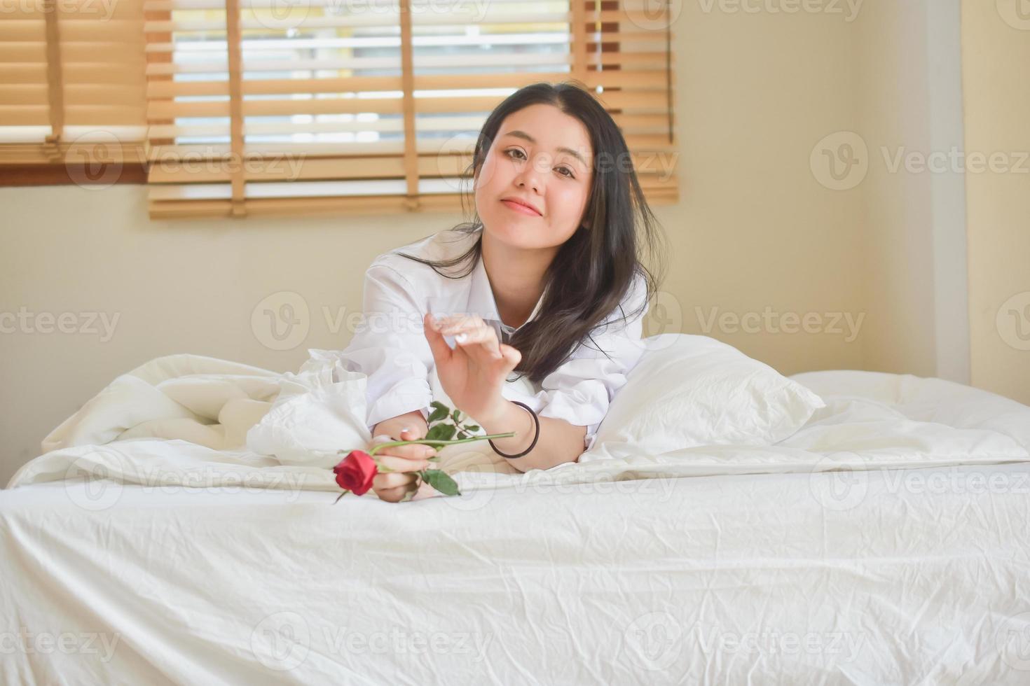 encantadoras mujeres felices se levantan en la mañana del dormitorio foto